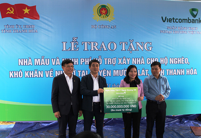 Nhà tài trợ trao 30 tỷ đồng cho MTTQ tỉnh Thanh Hóa và huyện Mường Lát để xây nhà ở cho 600 hộ nghèo. Bộ trưởng Công an trao tặng nhà ở cho hộ nghèo ở Mường Lát -0