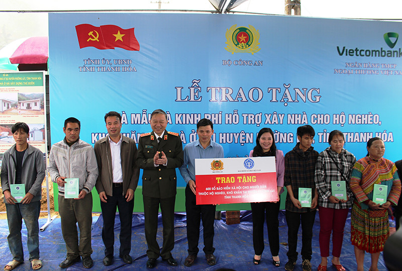 Bộ trưởng Công an và đại diện Bảo hiểm xã hội Việt Nam trao tặng 600 sổ bảo hiểm xã hội cho người dân thuộc hộ nghèo ở huyện Mường Lát, tỉnh Thanh Hóa. Bộ trưởng Công an trao tặng nhà ở cho hộ nghèo ở Mường Lát -0