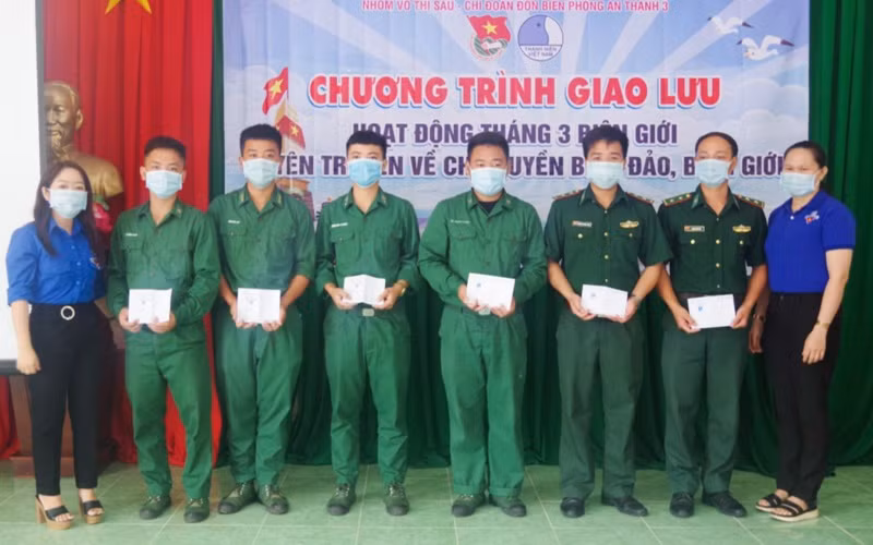 Tặng quà cho các cán bộ, chiến sĩ đồn Biên phòng An Thạnh Ba.