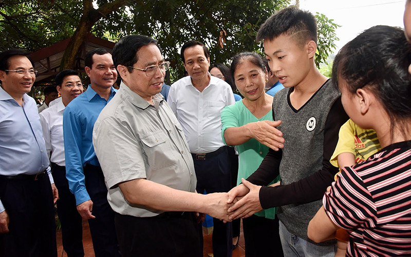 Thủ tướng Phạm Minh Chính thăm, tặng quà cho công nhân đang ở trọ tại thôn An Định, xã Tiền Phong, huyện Yên Dũng.