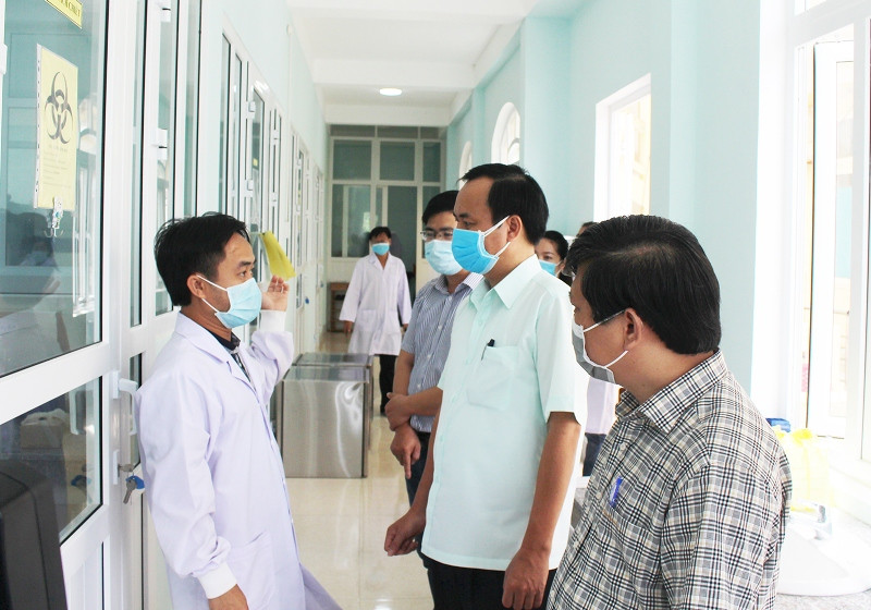 Chủ tịch UBND tỉnh Quảng Trị Võ Văn Hưng thăm, động viện cán bộ CDC Quảng Trị. Những người trên tuyến đầu chống Covid-19 ở Quảng Trị -0