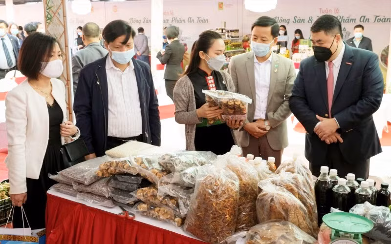 Hàng hóa nông sản Sơn La được giới thiệu tại siêu thị Big C Thăng Long.