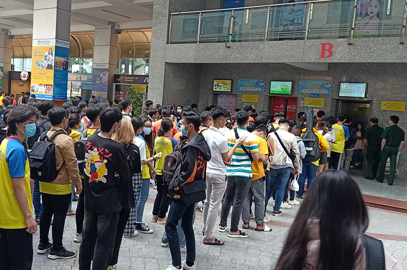 TP Hồ Chí Minh khuyến cáo người dân cần đeo khẩu trang khi ra đường hoặc tập trung nơi đông người.