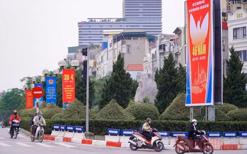 Hà Nội hoãn các chương trình văn nghệ nhưng vẫn rực rỡ cờ hoa chào mừng những ngày lễ lớn.