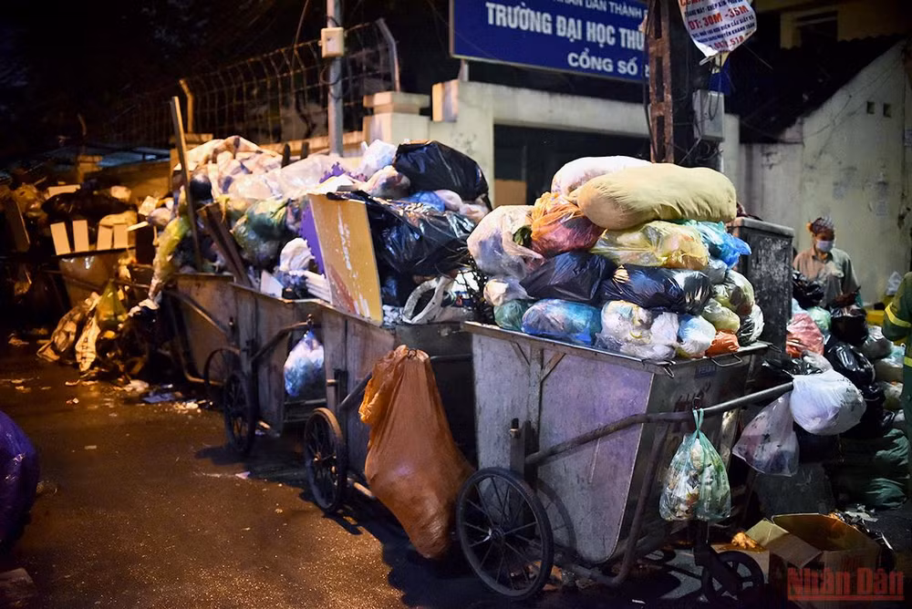 Rác thải bị ùn ứ trước cổng số 2 của Trường Đại học Thủ đô Hà Nội. (Ảnh: Minh Duy)