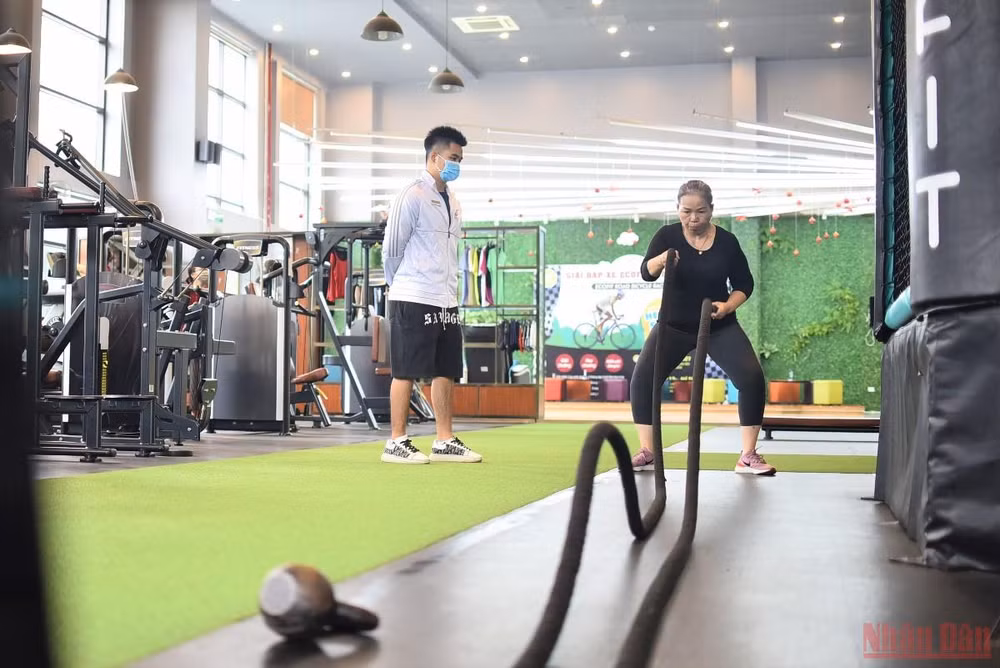 Người dân quay trở lại tập luyện sau nhiều ngày giãn cách. (Ảnh: Minh Duy)