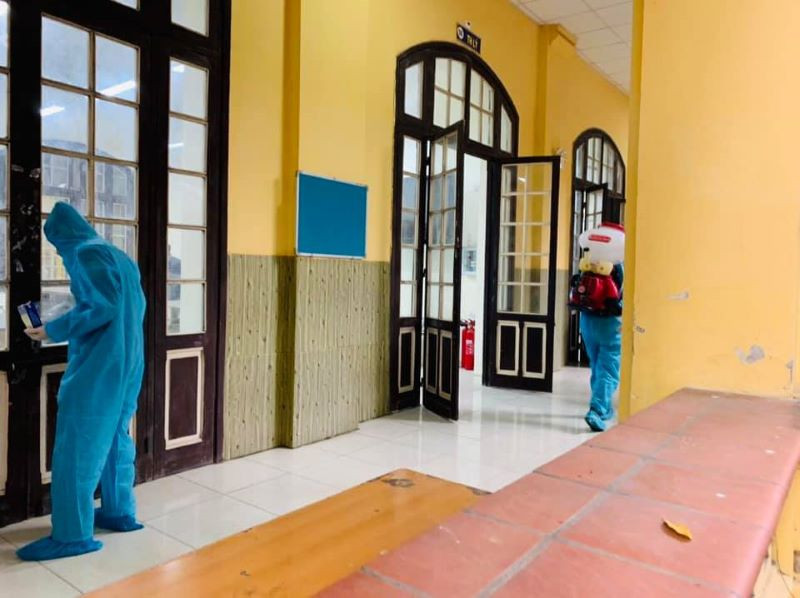 Khử khuẩn toàn bộ lớp học trước khi cho học sinh trở lại trường tại Trường THPT Phan Đình Phùng (Ba Đình, Hà Nội) Học sinh Hà Nội trở lại trường, thực hiện nghiêm các quy định về phòng chống dịch -0