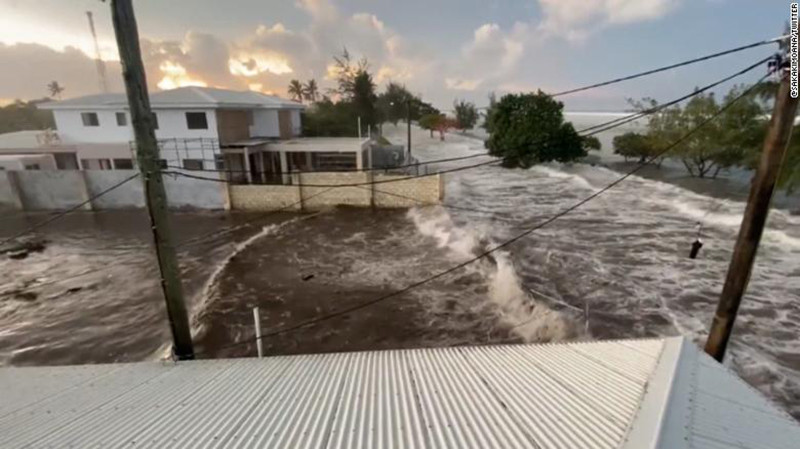 Sóng thần tấn công đảo Tongatapu lớn nhất tại Tonga. (Ảnh: Twitter/CNN) Tonga -0
