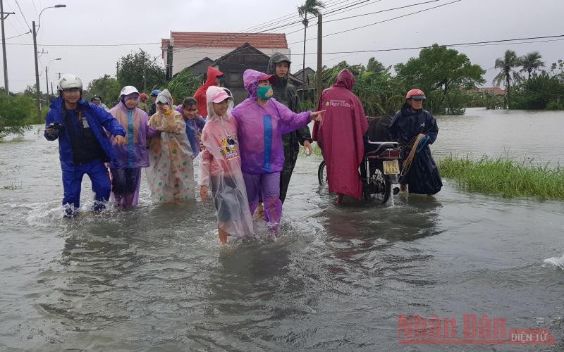 Người dân xã Hòa Mỹ Đông, huyện Tây Hòa di dời tài sản và vật nuôi chạy lũ trong chiều ngày 10-11. Phú Yên dồn sức khắc phục thiệt hại, chủ động ứng phó lũ bão tiếp theo -0
