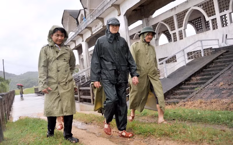 Đồng chí Phạm Đại Dương, Bí thư Tỉnh ủy, Chủ tịch UBND tỉnh Phú Yên kiểm tra chỉ đạo ứng phó mưa bão tại hồ chứa nước Phú Xuân, huyện Đồng Xuân.