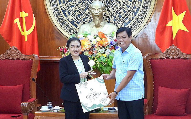 Bí thư Tỉnh ủy Cà Mau tặng quà lưu niệm Đại sứ Nguyễn Phương Nga, Chủ tịch Liên hiệp các tổ chức hữu nghị Việt Nam. Cà Mau: Đối ngoại tốt giúp thêm nguồn lực phục vụ phát triển -0