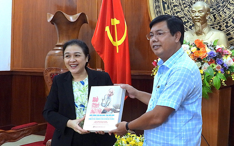 Đại sứ Nguyễn Phương Nga tặng sách lưu niệm cho lãnh đạo tỉnh Cà Mau. Cà Mau: Đối ngoại tốt giúp thêm nguồn lực phục vụ phát triển -0