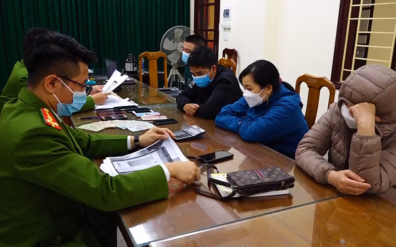 Công an Quảng Bình làm việc với các đối tượng liên quan.