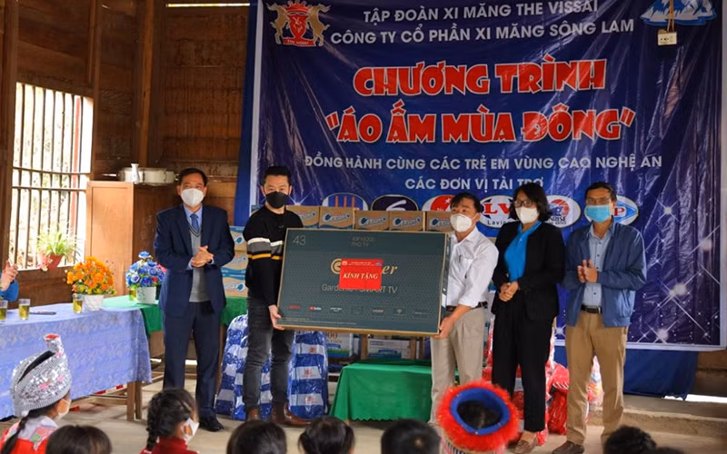 Tặng quà và ti-vi cho học sinh và các trường học vùng cao. (Ảnh: Nguyên Sơn)