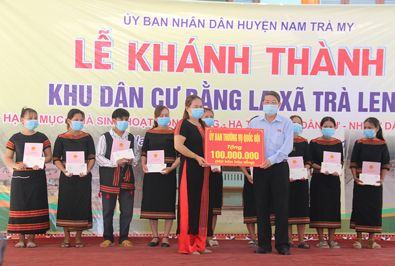 Đồng chí Nguyễn Đức Hải tặng cho người dân ở Khu dân cư Bằng La. 39 hộ dân vùng sạt lở đất xã Trà Leng đã có nhà mới -0