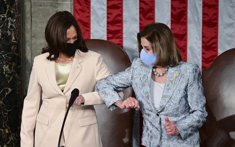 Phó Tổng thống Kamala Harris và Chủ tịch Hạ viện Nancy Pelosi trở thành hai phụ nữ đầu tiên chủ trì cuộc họp Quốc hội Mỹ khi tổng thống đương nhiệm phát biểu. US -0