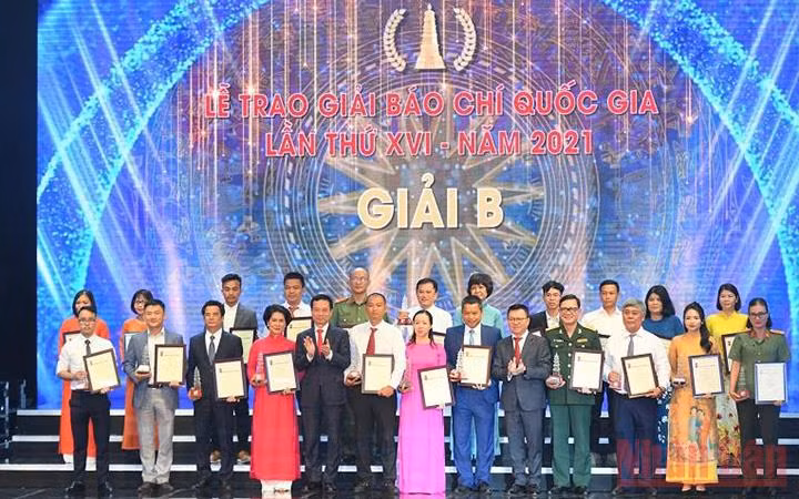  Các tác giả, đại diện nhóm tác giả đoạt giải B giải Báo chí quốc gia lần thứ XVI (Ảnh: THÀNH ĐẠT).