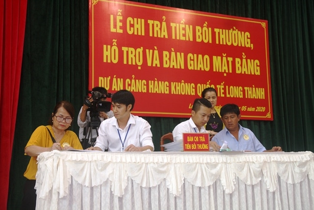 Các hộ dân ký hồ sơ chi trả tiền bồi thường.