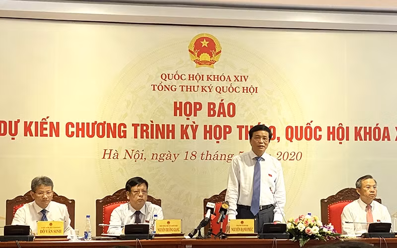 Các đồng chí chủ trì họp báo.