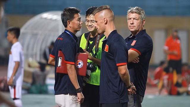 Ông Jurgen Gede (ngoài cùng bên phải). Ảnh: KHIẾU MINH