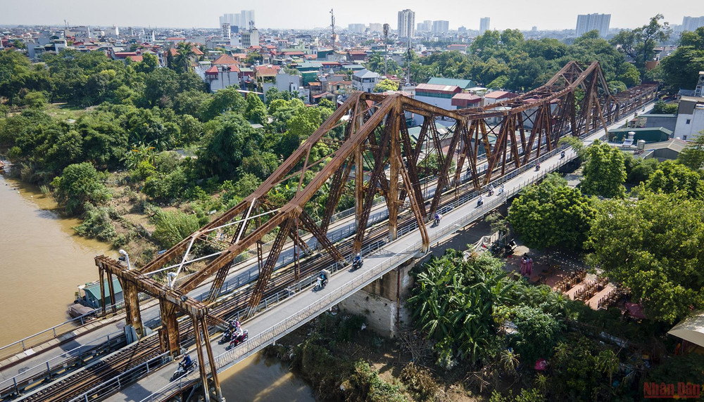 Những năm 1980 và trước đó, cầu Long Biên chủ yếu phục vụ xe đạp, người đi bộ. Khi cầu Chương Dương quá tải, cây cầu trăm tuổi này phải cõng thêm hàng nghìn lượt xe máy mỗi ngày. Đây cũng là một trong những lý do khiến cầu xuống cấp nhanh. Lắp rào chắn bảo vệ cầu Long Biên -0
