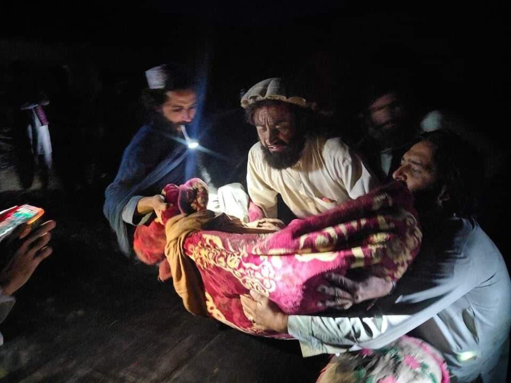 Sơ tán người bị thương khỏi đống đổ nát tại tỉnh Paktika. (Ảnh: Hãng thông tấn Bakhtar) Ảnh -0