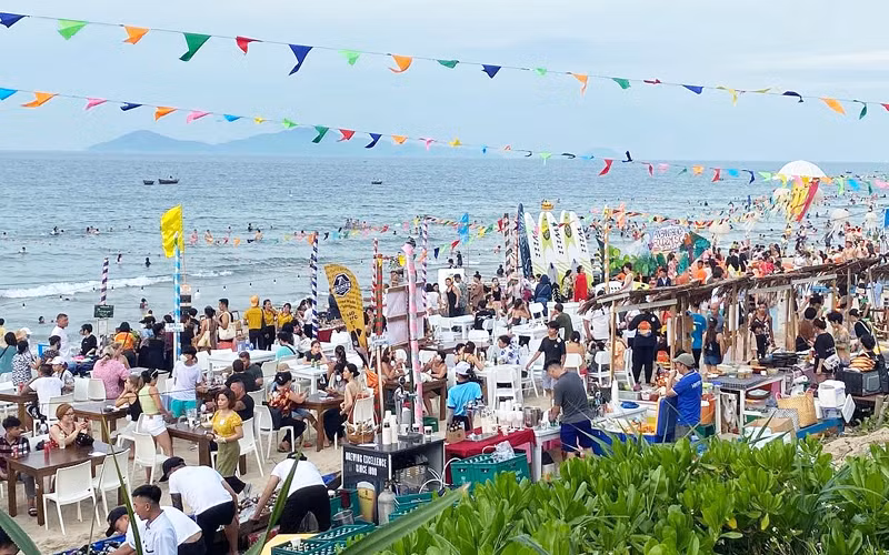 Du khách Việt Nam sẵn sàng cho các chuyến du lịch và cũng hết sức tự tin chào đón du khách nước ngoài (Ảnh minh họa: Lễ hội âm nhạc và ẩm thực biển An Bàng 2022).