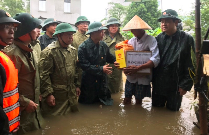 Đoàn công tác Bộ Tư lệnh Quân khu 4 đến thăm, hỗ trợ mì hôm cùng các mặt hàng thiết yếu cho nhân dân đang bị ngập lũ nặng xã Thủy Phù. Quân khu 4 hỗ trợ Thừa Thiên Huế ứng phó, khắc phục hậu quả mưa lũ -0