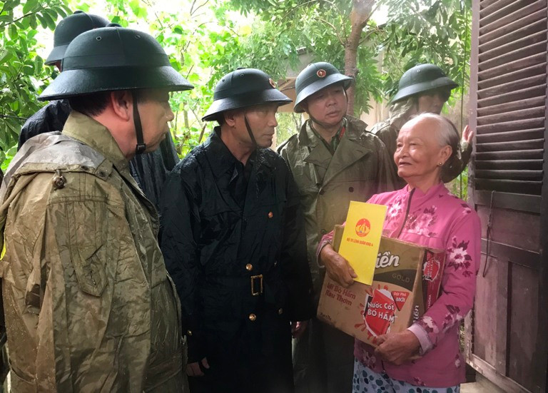 Trung tướng Nguyễn Doãn Anh cùng Đoàn công tác Bộ Tư lệnh Quân khu 4 đến thăm, tặng quà các gia đình chính sách bị thiệt hại nặng ở xã Thủy Phù (thị xã Hương Thủy). Quân khu 4 hỗ trợ Thừa Thiên Huế ứng phó, khắc phục hậu quả mưa lũ -0
