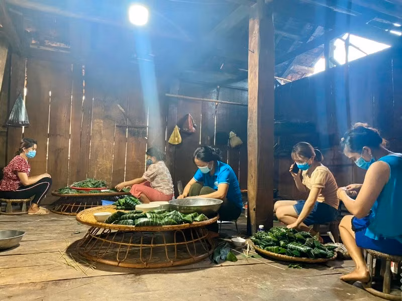 Phụ nữ bản Nà Sự 2, xã Chà Nưa gói bánh chưng gửi vào các khu cách ly tại huyện Nậm Pồ. 