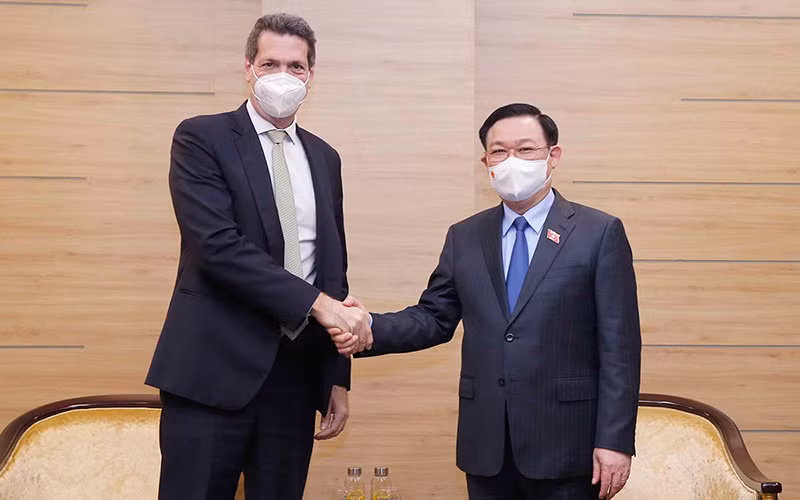 Chủ tịch Quốc hội Vương Đình Huệ tiếp Giám đốc ADB tại Việt Nam Andrew Jeffries. (Ảnh: TTXVN)