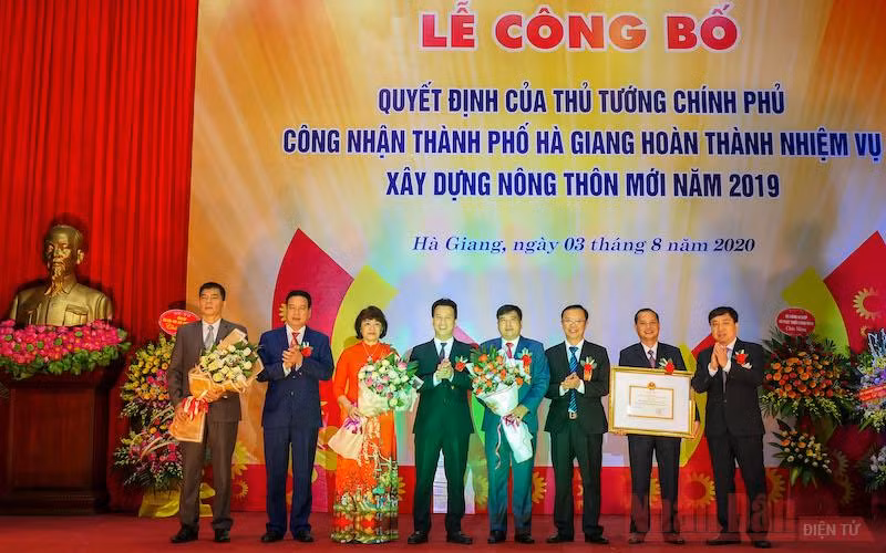 Thừa ủy quyền của Thủ tướng Chính phủ, các đồng chí Thường trực Tỉnh ủy trao Quyết định và tặng hoa chúc mừng TP Hà Giang hoàn thành nhiệm vụ xây dựng nông thôn mới.