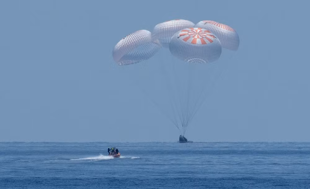 Một chiếc tàu nhanh của SpaceX chạy về phía phi thuyền Crew Dragon chở theo hai phi hành gia NASA trước khi nó hạ cánh xuống vịnh Mexico. Ảnh: NASA TV