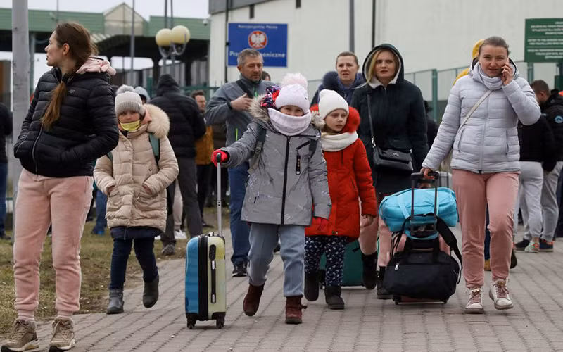 Nhiều người Ukraine đổ về biên giới giáp Ba Lan sau khi Nga triển khai chiến dịch quân sự đặc biệt tại miền đông Ukraine. (Ảnh: Reuters)