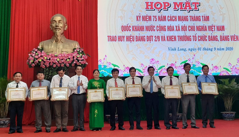 Tặng Bằng khen cho đảng viên “hoàn thành xuất sắc nhiệm vụ” 5 năm liền. Vĩnh Long kỷ niệm 75 năm Cách mạng Tháng Tám và Quốc khánh 2-9 -0