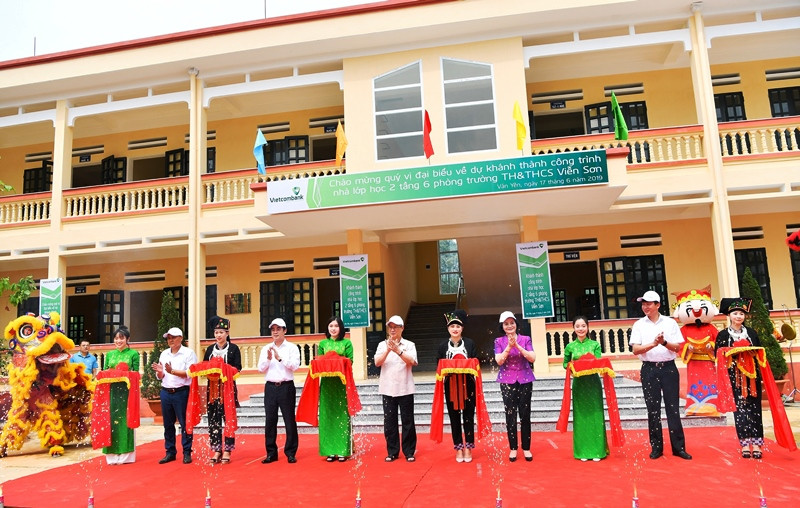 Đồng chí Trần Quốc Vượng - Ủy viên Bộ Chính trị, Thường trực Ban Bí thư (thứ 6 từ phải sang) và đồng chí Nghiêm Xuân Thành - Chủ tịch HĐQT Vietcombank (thứ sáu từ trái sang) cùng lãnh đạo tỉnh Yên Bái cắt băng khánh thành công trình nhà lớp học hai tầng, sáu phòng Trường TH và THCS Viễn Sơn (Yên Bái) do Vietcombank tài trợ xây dựng. Vietcombank - Ngân hàng tâm huyết với công tác an sinh xã hội và hỗ trợ cộng đồng -0