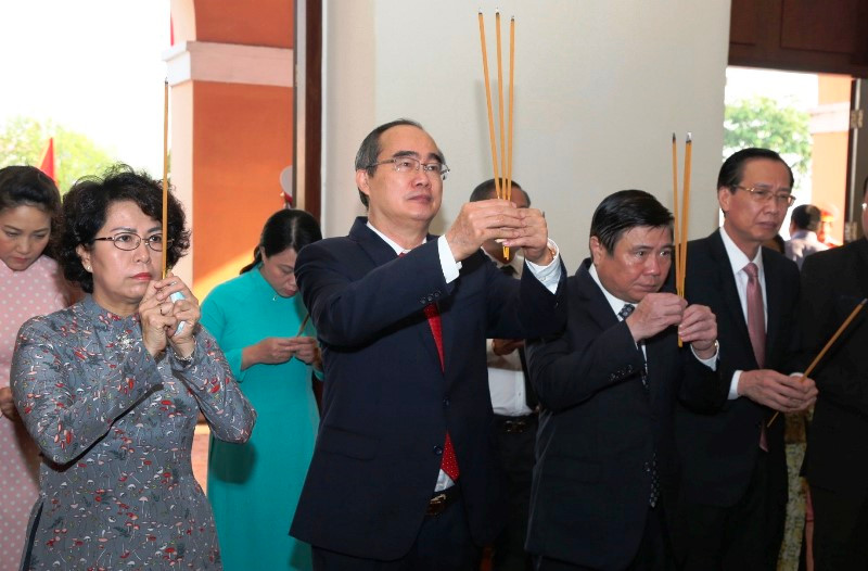 Đoàn lãnh đạo thành phố dâng hương tưởng nhớ Chủ tịch Hồ Chí Minh tại Bảo tàng Hồ Chí Minh - chi nhánh TP Hồ Chí Minh. Dâng hương tưởng niệm Chủ tịch Hồ Chí Minh và Chủ tịch Tôn Đức Thắng -0