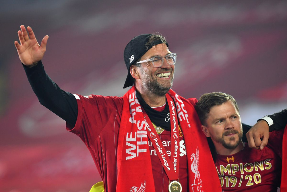 HLV Klopp và các cầu thủ của ông đã hát bài hát truyền thống của CLB Liverpool - You Never Never Walk Alone khi nâng cúp trên sân. CF_anh3-1595477850274.jpg