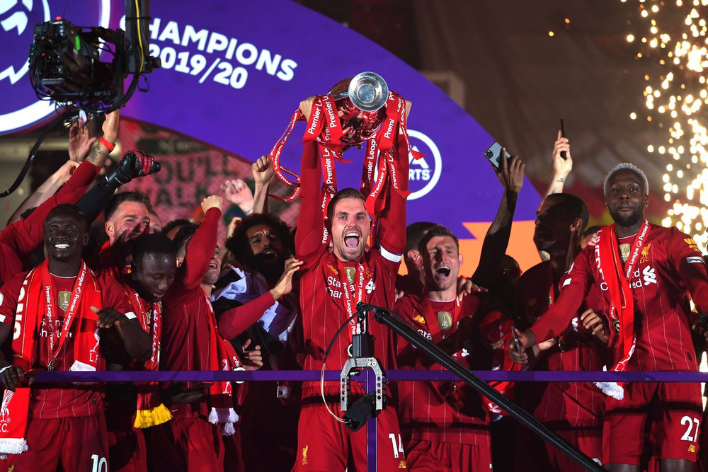 Đội trưởng Jordan Henderson nâng cao chiếc cúp Premier League sau một mùa giải thành công của Liverpool. CF_anh1-1595477850352.jpg