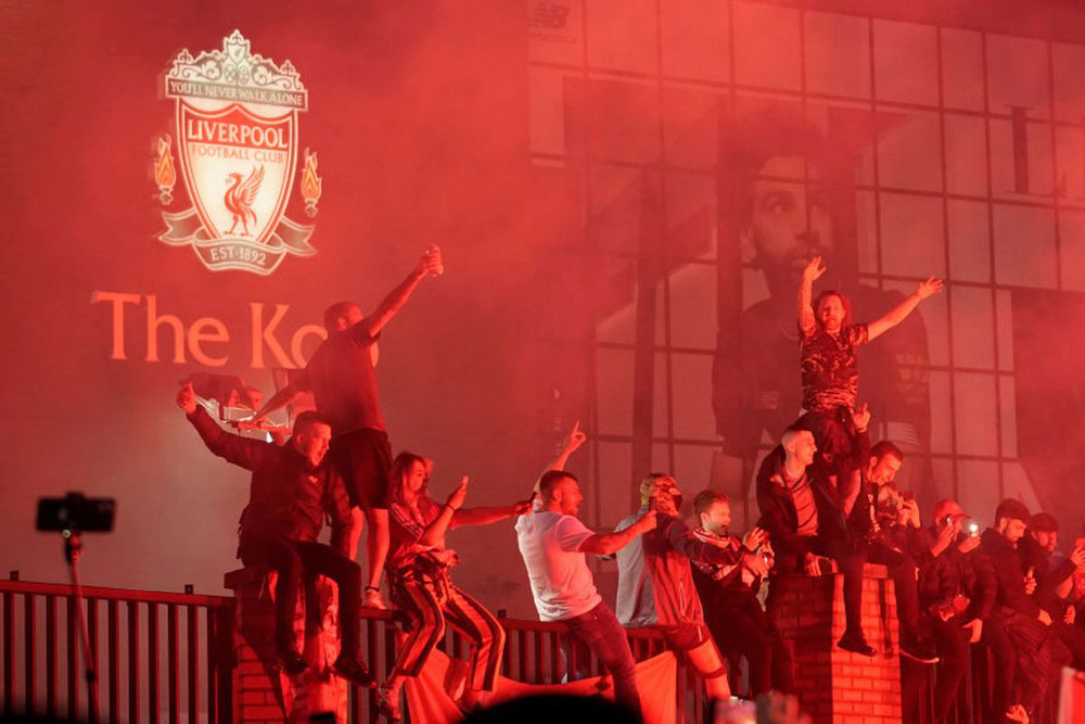 Nhiều CĐV Liverpool đã có mặt bên ngoài sân Anfield từ rất sớm. CF_anh6-1595477848998.jpg