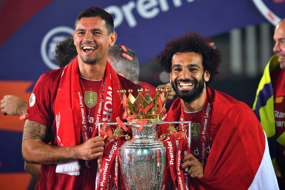 Tiền đạo người Ai Cập của Liverpool, Mohamed Salah (phải) ăn mừng cùng đồng đội. CF_anh4-1595477850177.jpeg
