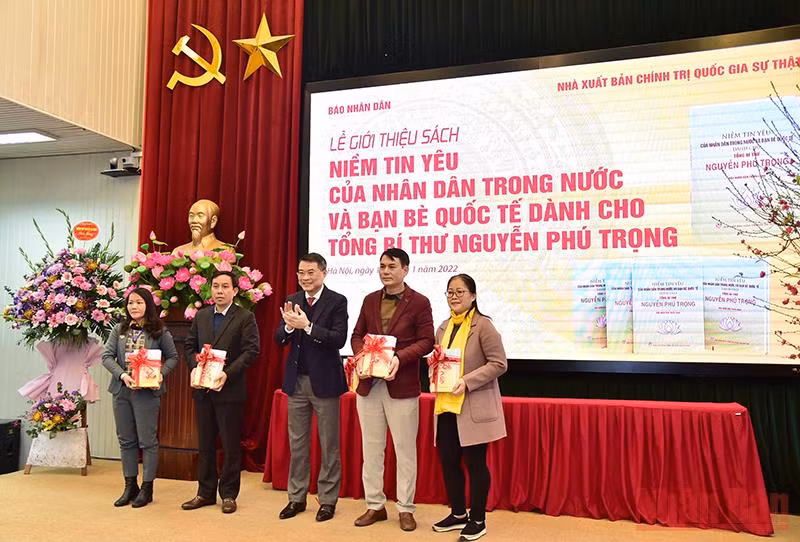 Giới thiệu cuốn sách “Niềm tin yêu của nhân dân và bạn bè quốc tế dành cho Tổng Bí thư Nguyễn Phú Trọng” -0