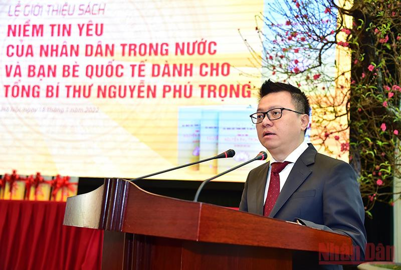 Tổng Biên tập Báo Nhân Dân Lê Quốc Minh phát biểu tại lễ giới thiệu sách.