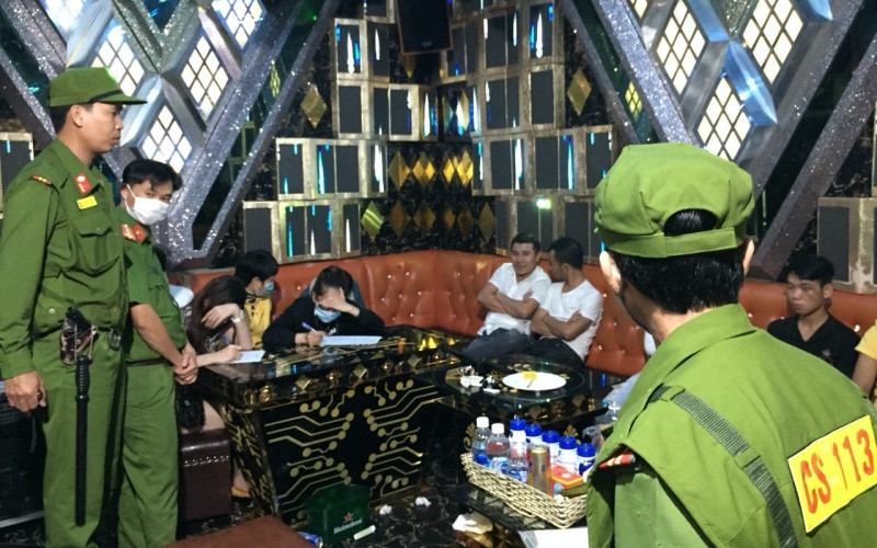 Phát hiện 27 nam, nữ dương tính với ma túy trong quán karaoke. Phát hiện 27 nam, nữ dương tính với ma túy trong quán karaoke (ghép) -0