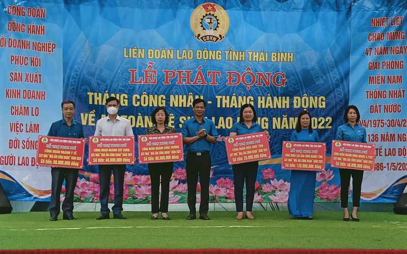 Liên đoàn Lao động tỉnh Thái Bình trao kinh phí xây dựng 54 Nhà Mái ấm Công đoàn, tổng trị giá 1 tỷ 980 triệu đồng cho người lao động gặp khó khăn. Thái Bình trao kinh phí xây dựng 54 mái ấm công đoàn -0