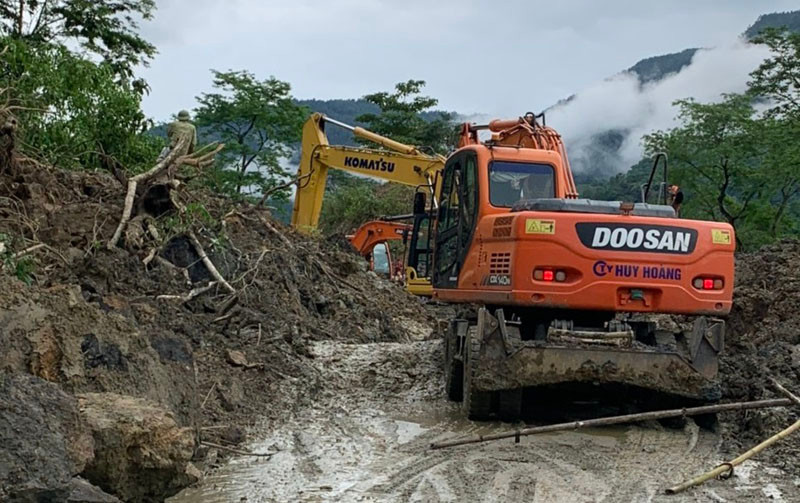 Công ty TNHH Huy Hoàng khẩn trương san gạt đất đá tạm thời thông tuyến trên quốc lộ 12.