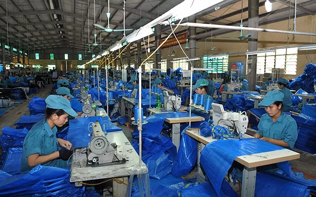 Xưởng may bao bì của Công ty TNHH một thành viên 76, xã Kiêu Kỵ, huyện Gia Lâm (Hà Nội). Ảnh: THANH TRÚC