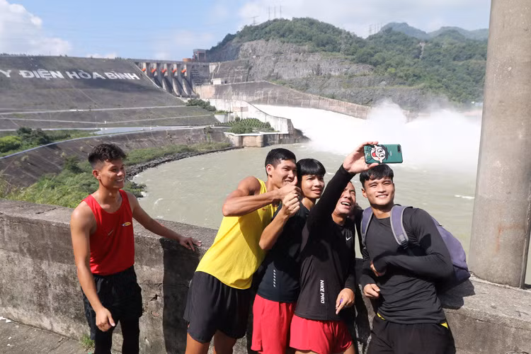 Chiều 1-10, hồ Sơn La và hồ Thác Bà mở một cửa xả đáy -0