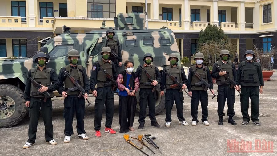 Các lực lượng bắt giữ thành công đối tượng truy nã đặc biệt Sồng A Tồng.