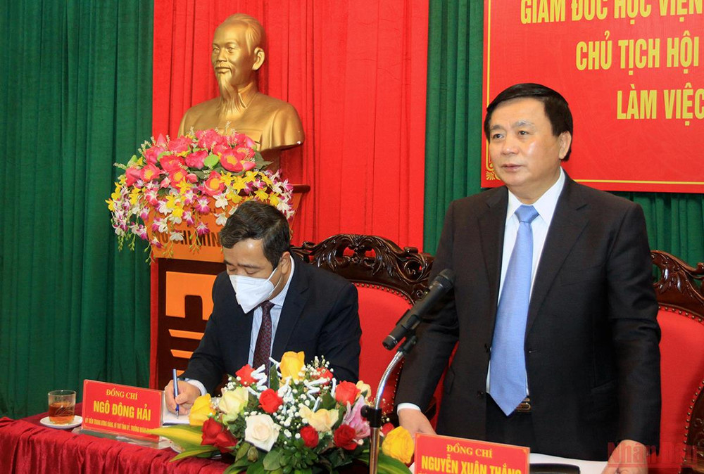 Đồng chí Nguyễn Xuân Thắng, Ủy viên Bộ Chính trị, Chủ tịch Hội đồng Lý luận Trung ương, Giám đốc Học viện Chính trị Quốc gia Hồ Chí Minh phát biểu tại buổi làm việc với Tỉnh ủy Thái Bình và Trường Chính trị tỉnh. (Ảnh: ANH TÚ) Thái Bình cần tiếp tục xây dựng, nhân rộng những mô hình hay, cách làm hiệu quả trong học tập và làm theo tư tưởng, đạo đức, phong cách Hồ Chí Minh -0